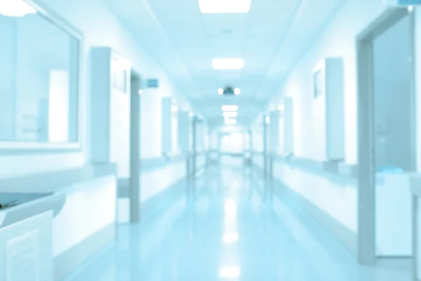 Szpital długi korytarz, tło nieostre — Zdjęcie stockowe
