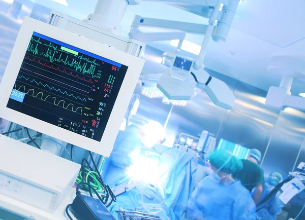 Monitoring heart rate during surgery — Stock Photo, Image