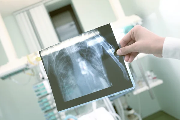 Contrôle des données d'examen d'un patient dans un état critique — Photo