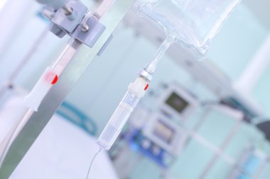 Bir hastane yatağında arka plan üzerinde tıbbın intravenöz damla
