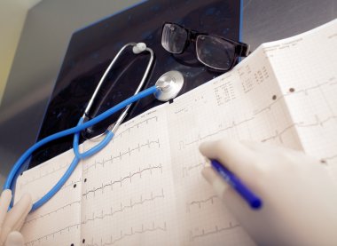 Bir hasta muayene sırasında doktor ofisi
