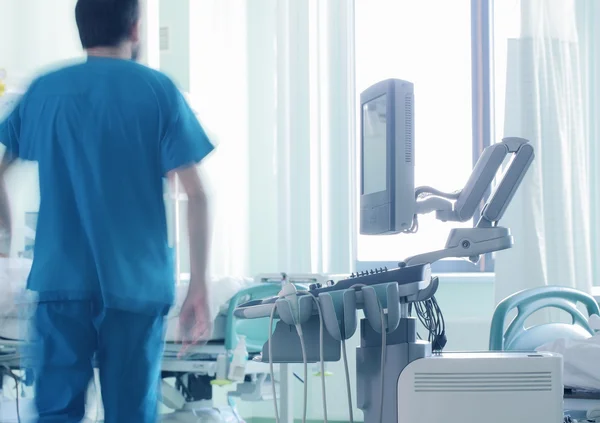 Médico Observando o paciente — Fotografia de Stock