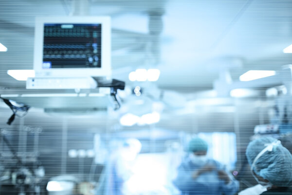 Работа хирургов в операционной с современным оборудованием, без фокуса
