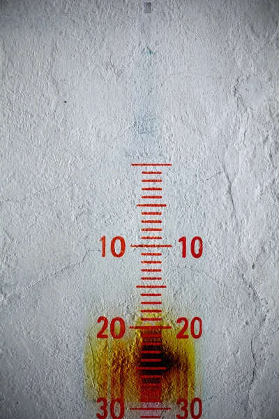 Escala de medição na parede texturizada — Fotografia de Stock