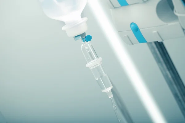 Gotejamento intravenoso no conceito hospitalar de quimioterapia — Fotografia de Stock