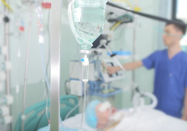 Medicina em segundo plano do paciente em cuidados intensivos — Fotografia de Stock