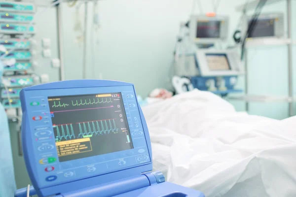 Monitor cardíaco junto a la cama del paciente — Foto de Stock