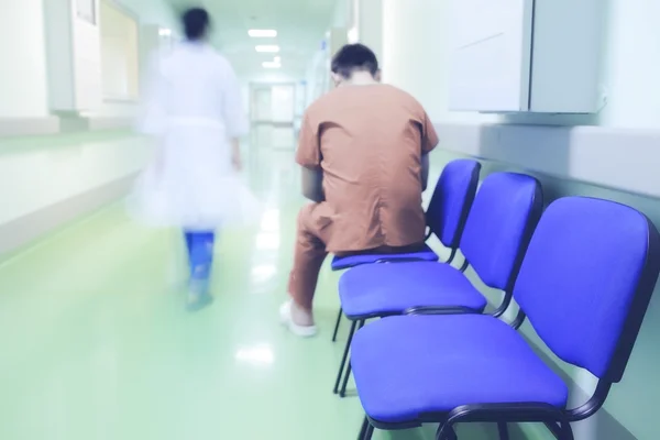 Paciente solitario en el pasillo del hospital — Foto de Stock