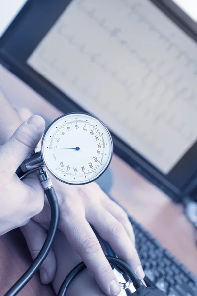 Blutdruck in der Arztpraxis messen — Stockfoto