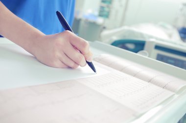 Doktor hastanın odasında çalışıyor