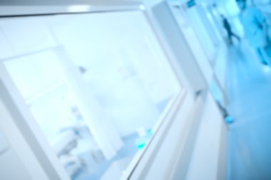 Hastane koridorunda odaklanmamış adam gözetleme penceresi