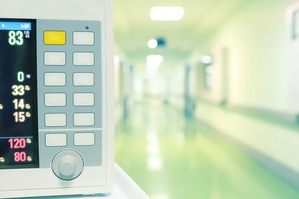 Кардиомонитор в коридоре больницы — стоковое фото