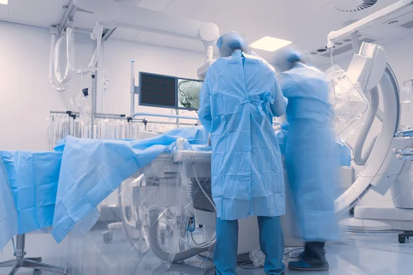 Arbete av kirurger i moderna cathlab — Stockfoto