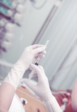 Hemşire enjeksiyon için hazırlanıyor