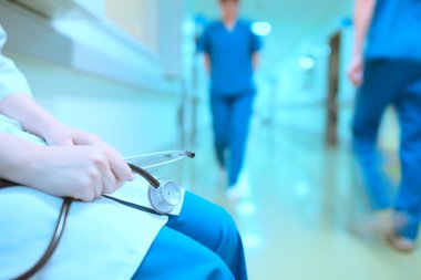 Yorgun doktor hastane salonunda