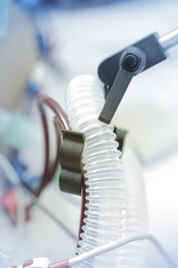 Yapay akciğer havalandırma için solunum cihazı