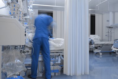 Erkek doktor çekimde bulanık çalışma