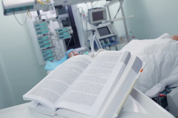 Aufgeschlagenes Buch auf der Krankenstation — Stockfoto