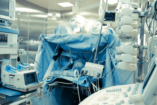 Operation im modernen Operationssaal — Stockfoto