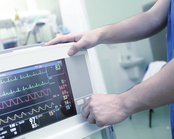 Setting up a medical monitor in the hospital — Stock Photo, Image