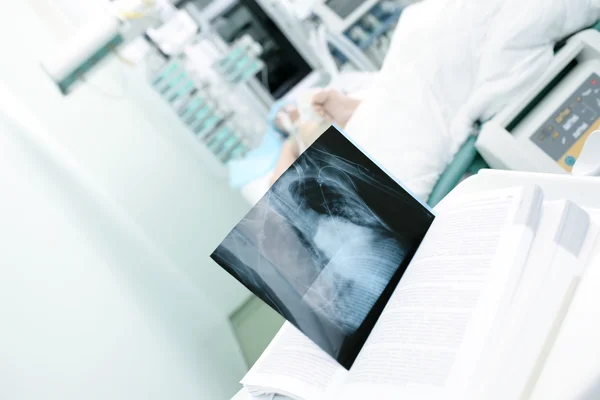 Zorg voor ernstig zieke patiënt in Icu — Stockfoto