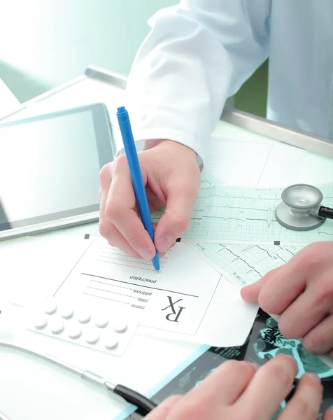 Lekarz zapisuje recepty pacjent — Zdjęcie stockowe