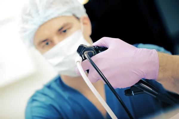 Arts voert endoscopische behandeling — Stockfoto