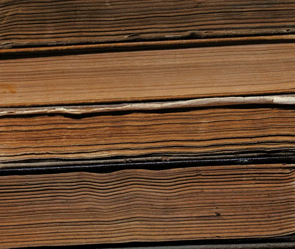 Yığın halinde eski ciltli kitaplar