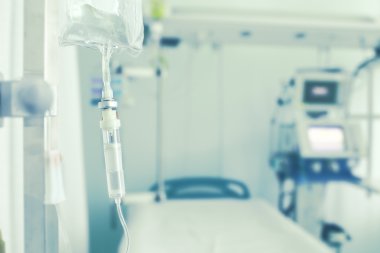  Boş hastane koğuşunda tıbbi damla