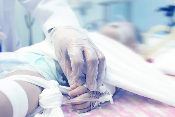 Cuidados ao paciente na unidade de terapia intensiva pediátrica — Fotografia de Stock