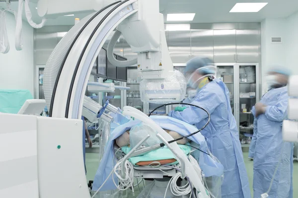 Equipe de médicos que trabalham em laboratório católico — Fotografia de Stock