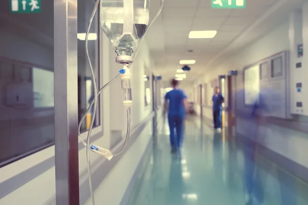 病院の廊下で医療の点滴 — ストック写真