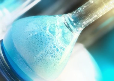 Bir şişeye makroda kimyasal reaksiyon