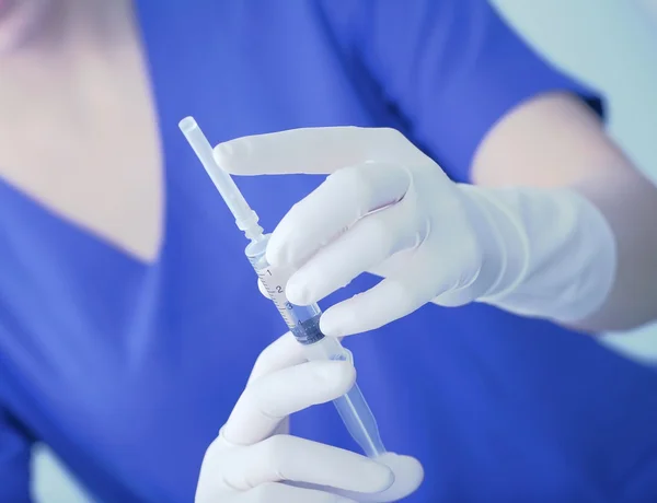 Jeringa en manos del trabajador médico — Foto de Stock