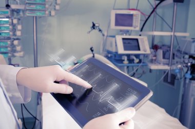 Doktor hastane koğuşunda gelişmiş donanımları ile