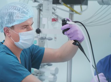 Erkek doktor endoskopi araştırma