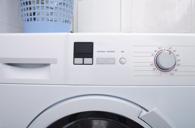 Boşluk ile çamaşır makinesi.