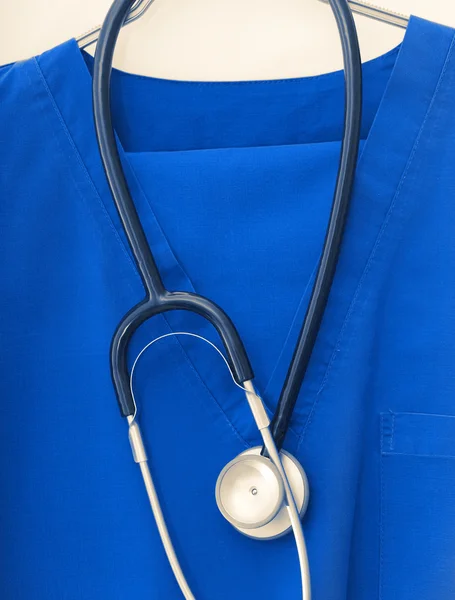 Tıbbi iş giysisi askı üzerinde — Stok fotoğraf