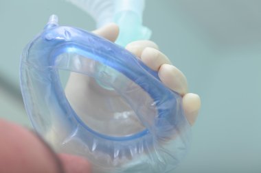 Anestezi (oksijen) maske hastanın yüzü önünde