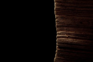 Eski siyah arka plan üzerine kitap sayfaları