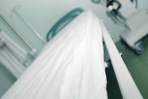 Порожнє лікарняне ліжко в ER — стокове фото