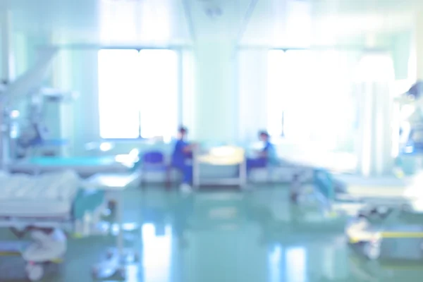 Krankenschwestern sitzen gegen das Fensterlicht in Station, defokussierter Rücken — Stockfoto