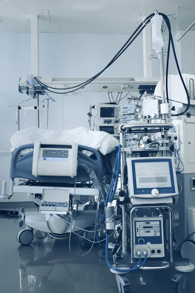 Equipamento técnico complexo na unidade de terapia intensiva — Fotografia de Stock