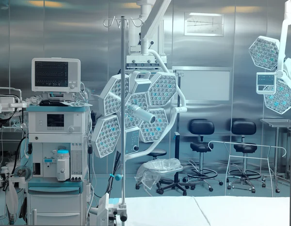 Современное оборудование в операционной больницы — стоковое фото