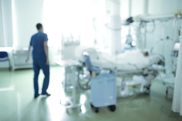 Gehender Arzt auf Krankenhausstation, verschwommener Hintergrund — Stockfoto