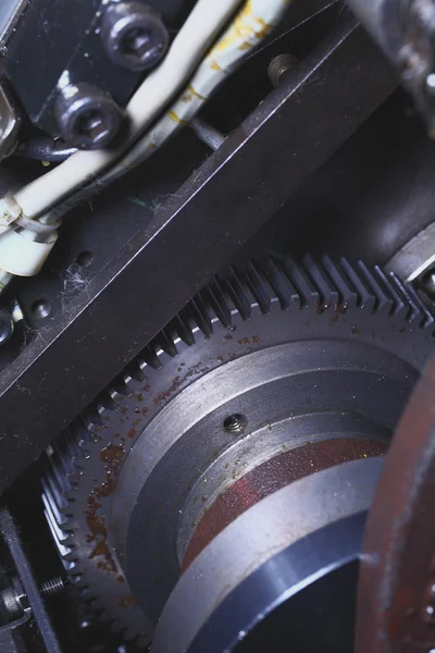 Roda de velocidades enferrujada em tecnologia industrial — Fotografia de Stock