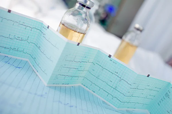 ECG and bottles on table in ward — Stock Photo, Image