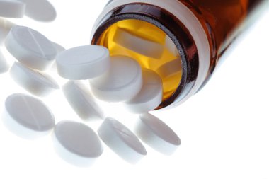 Beyaz bir arka plan üzerinde izole Paketi'ndeki mayınları hapları