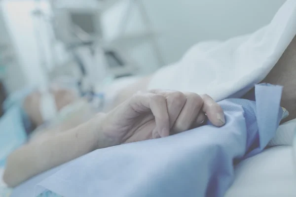 Todeskampf eines unheilbaren Patienten in Icu — Stockfoto