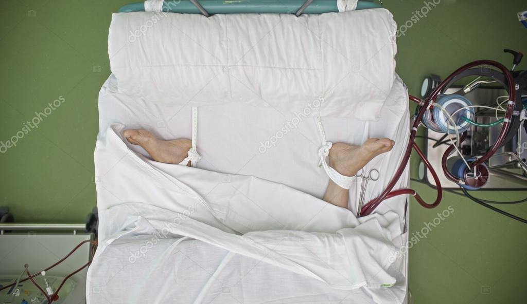 Кровать для психически больных. Кровать для буйных больных. Вязка больных. Пояс для фиксации лежачих больных. Фиксаторы для лежачих больных.